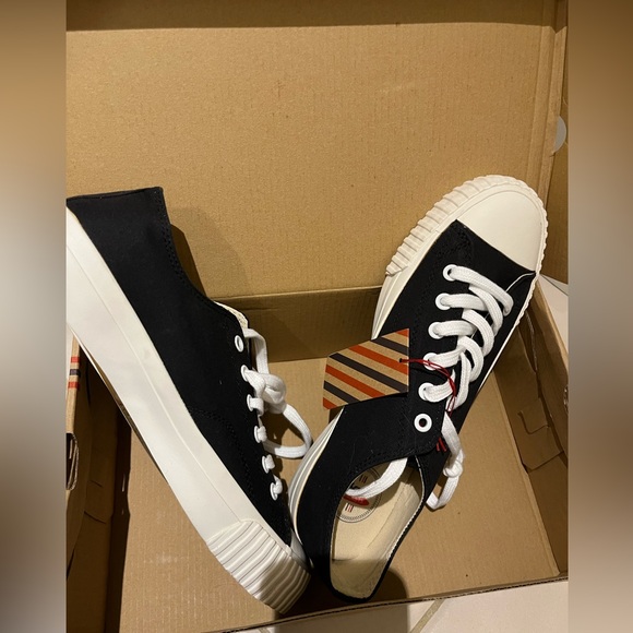 Brand new sneakers - Picture 4 of 4